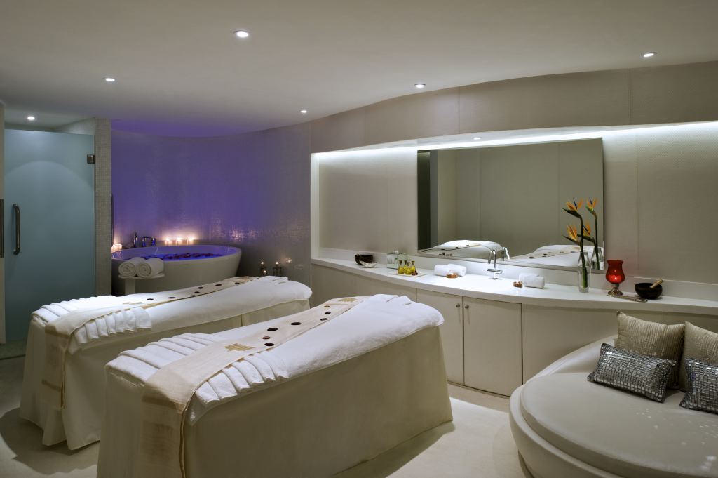diamond white bath rooms design