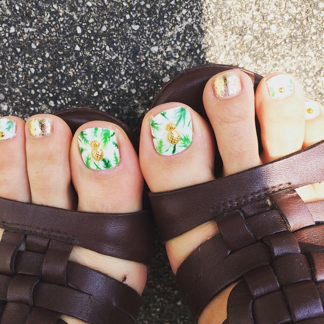 summer toenail design