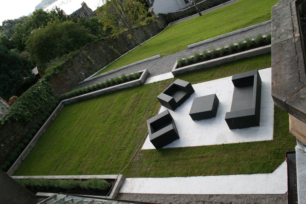 green garden contemporary patio design