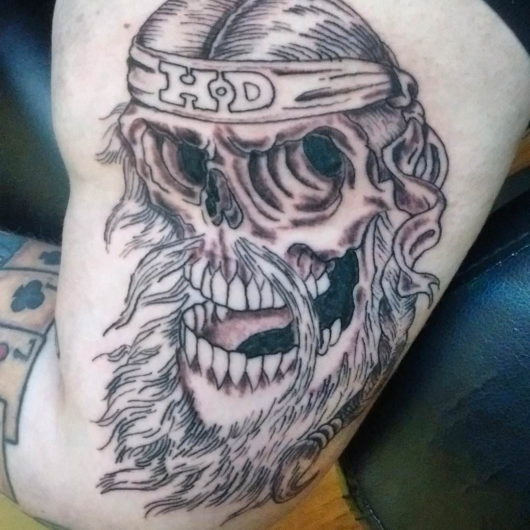 skull tatto on hand