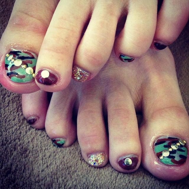 flage toe nail design