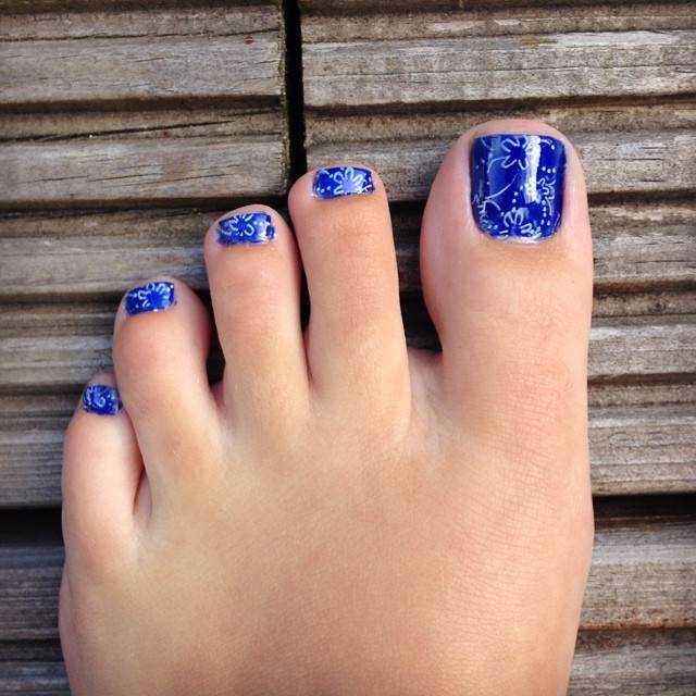 blue and white flower toe nail design