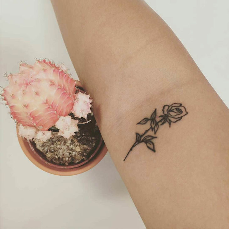 rose tattoo design on hand