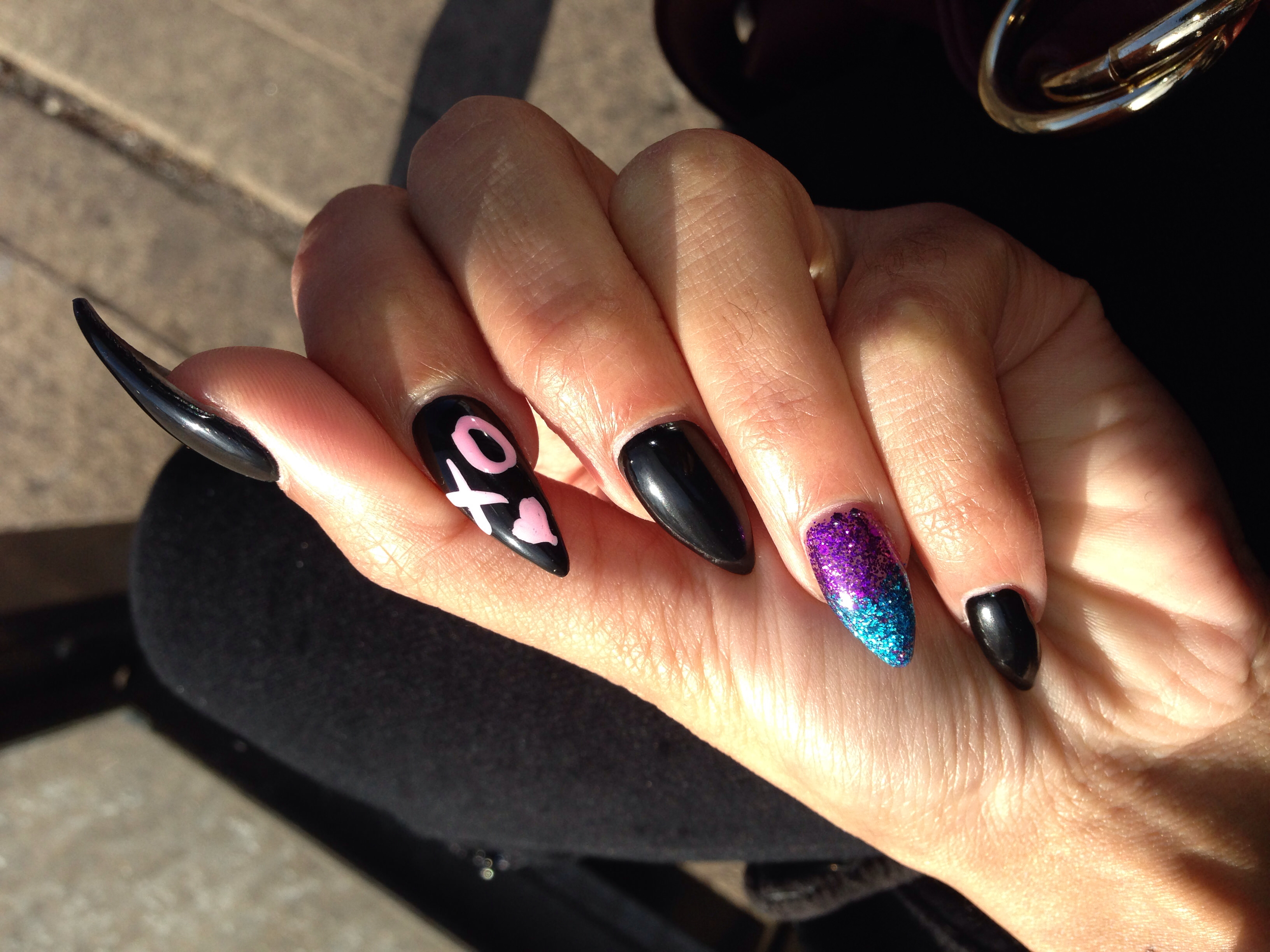 black pointy nail plitter pink design