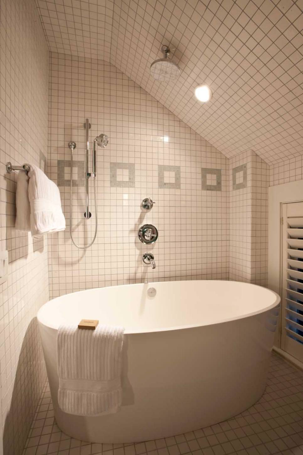 gorgerous white bathtub tiles design