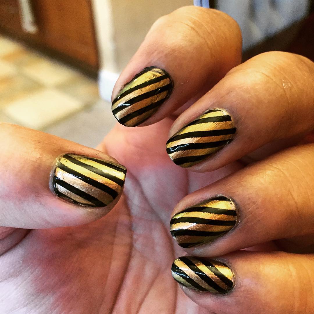 gold stripe nail design