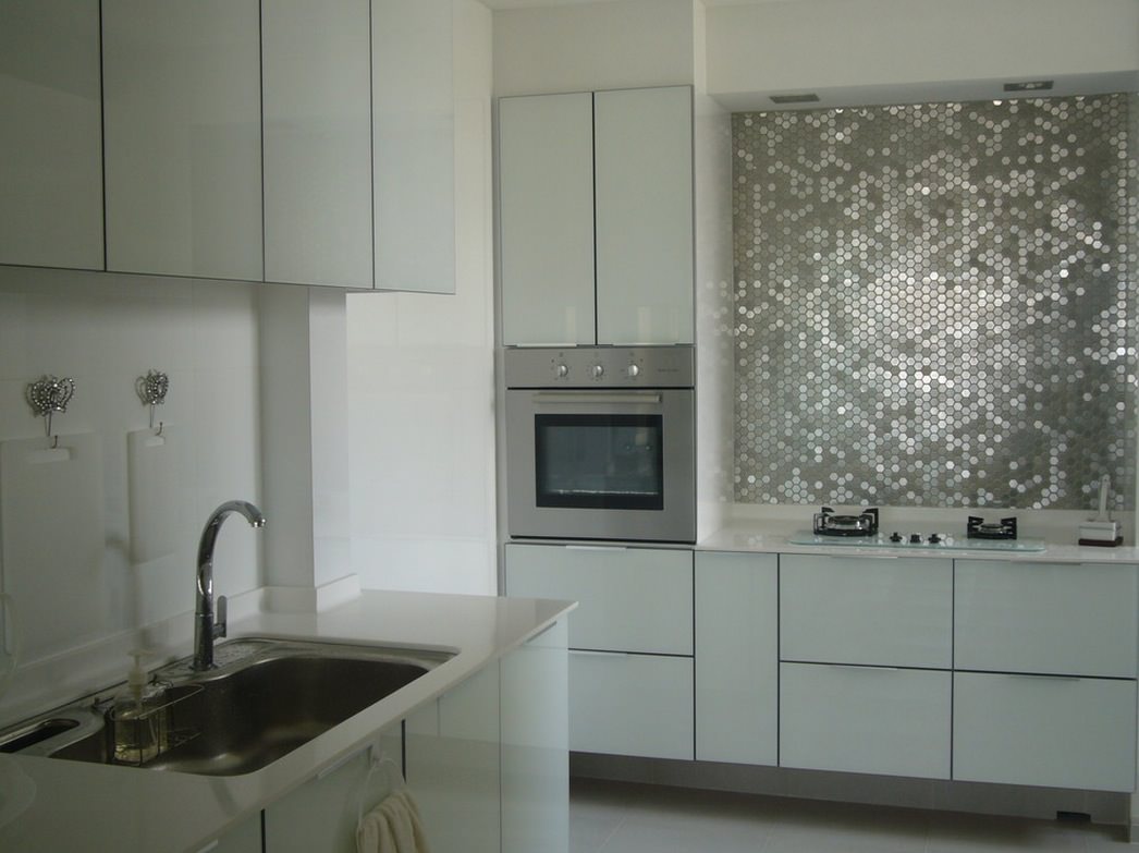 metallic mirror kitchen tile design