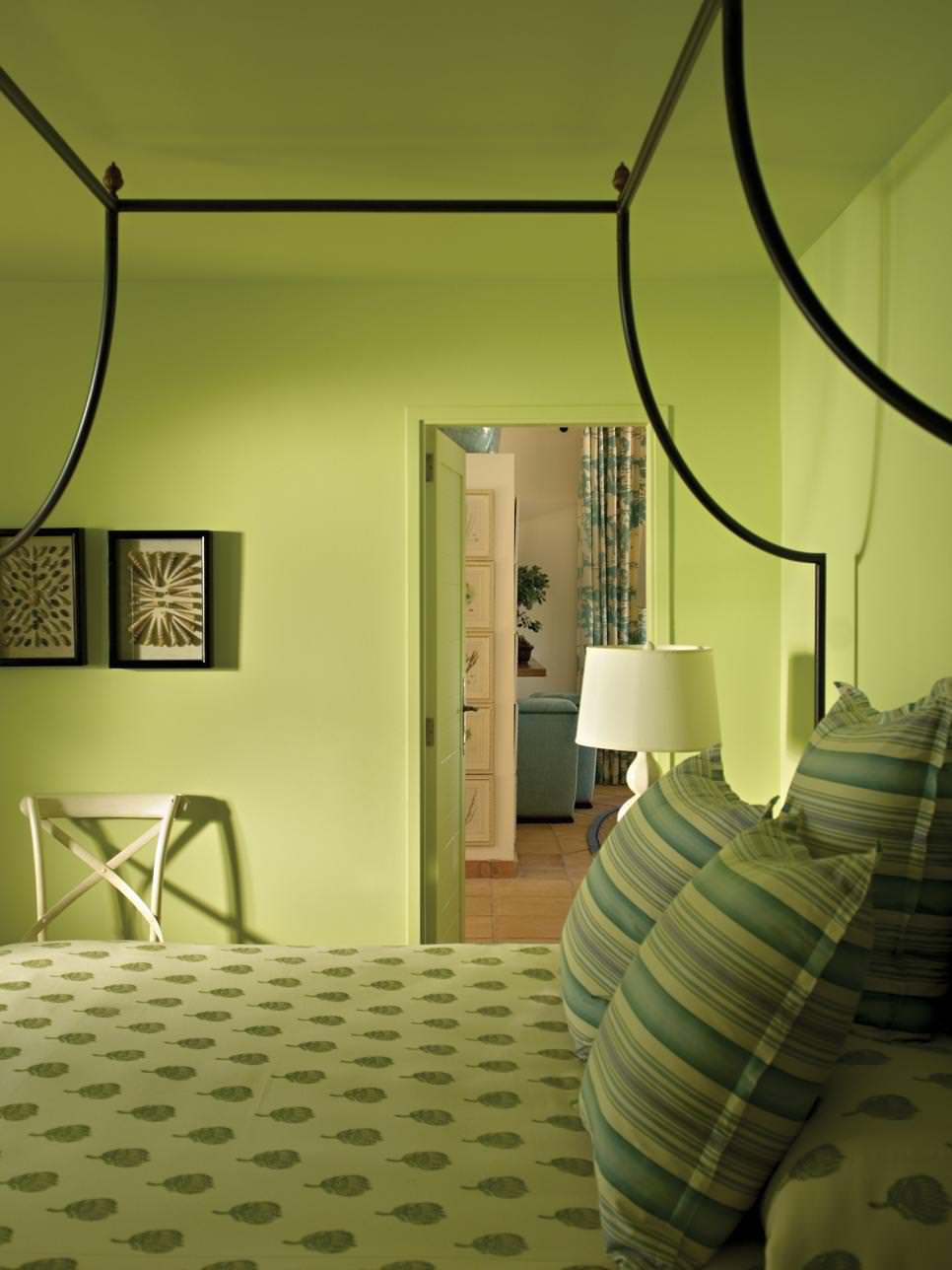 warm tropical bedroom design