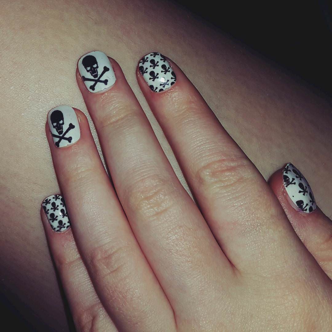 skull black nail design
