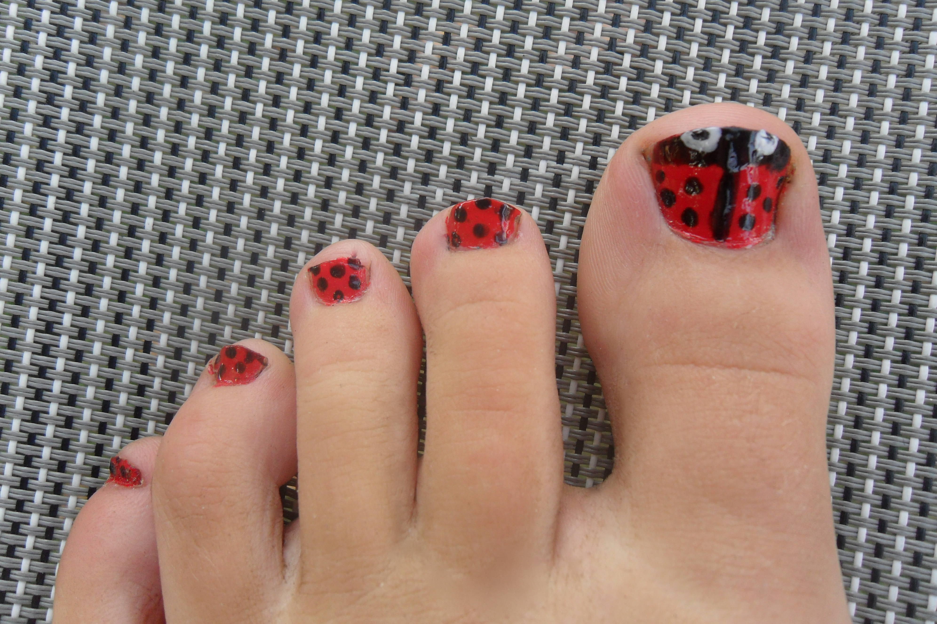 black dotes toe nail designs
