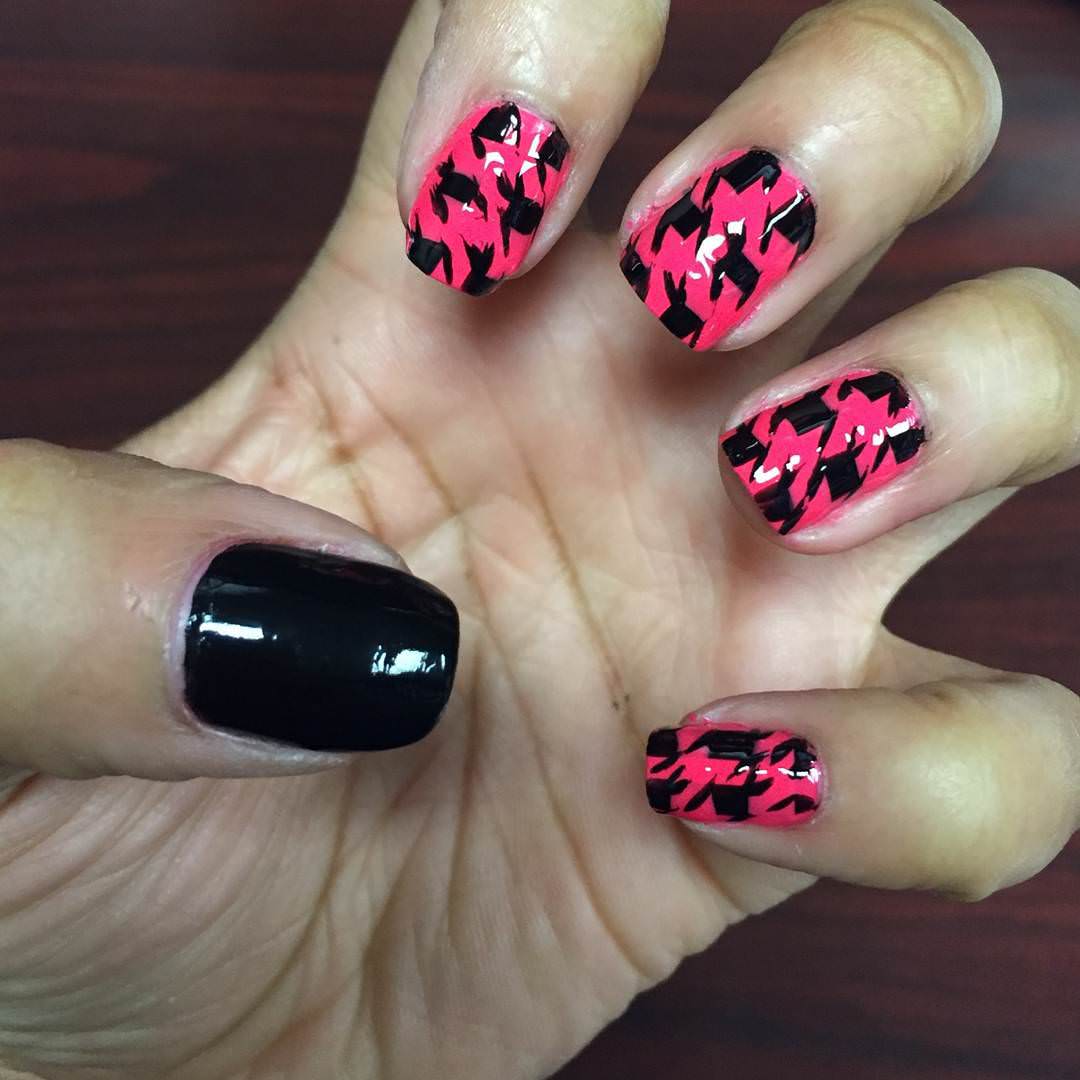 pink houndstooth nails