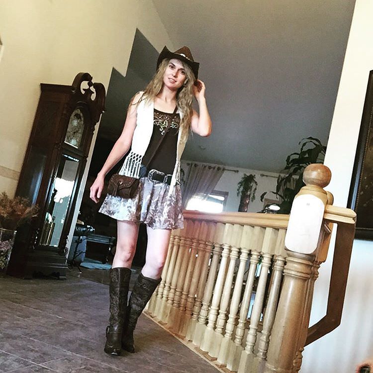 latest trendy cowgirl outfit