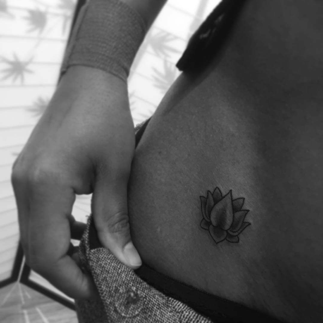 latest flower tattoo on hip