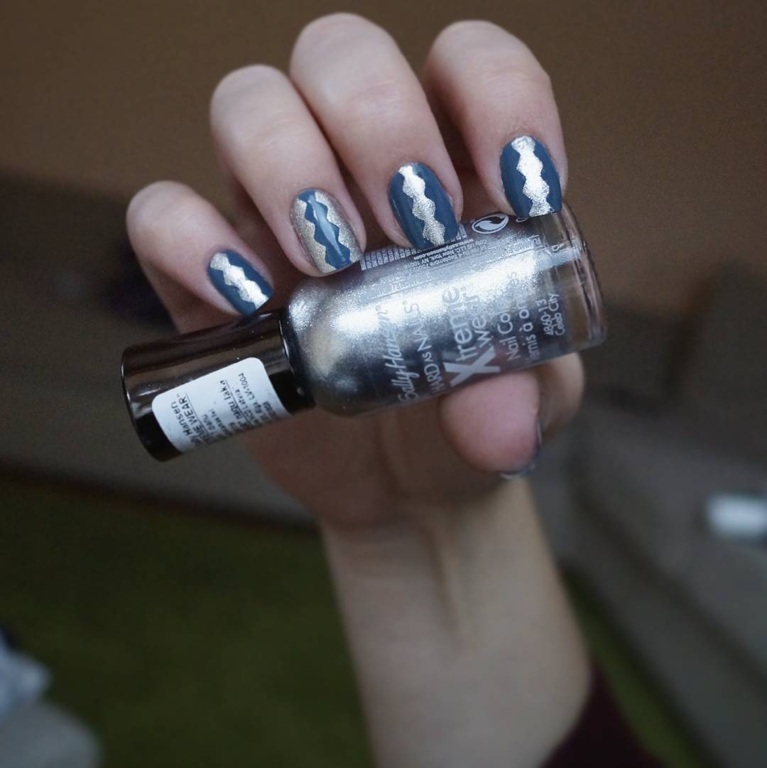 blue and silver acrylic nail pattern