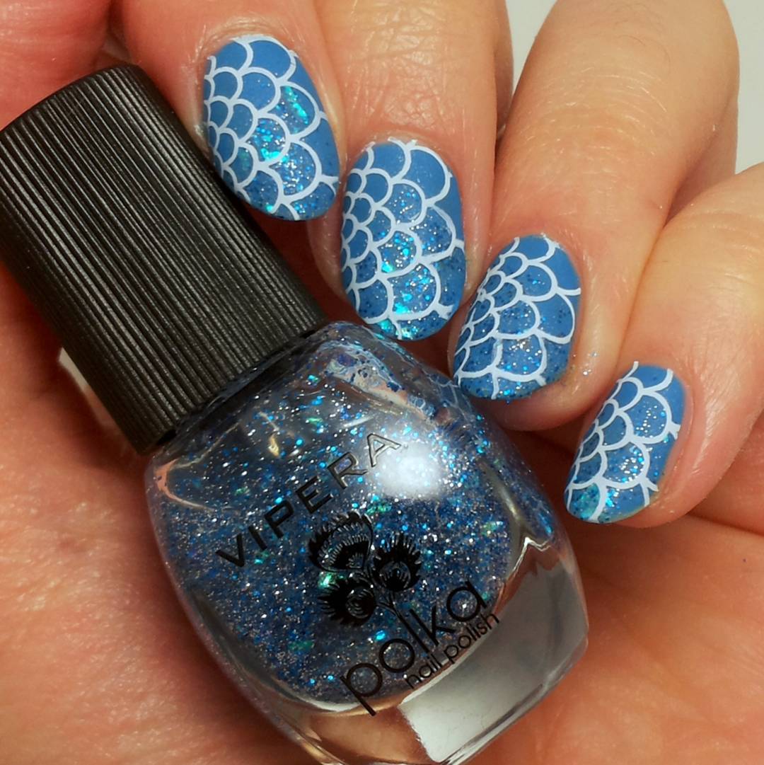 blue and white glitter nail design for medium nails