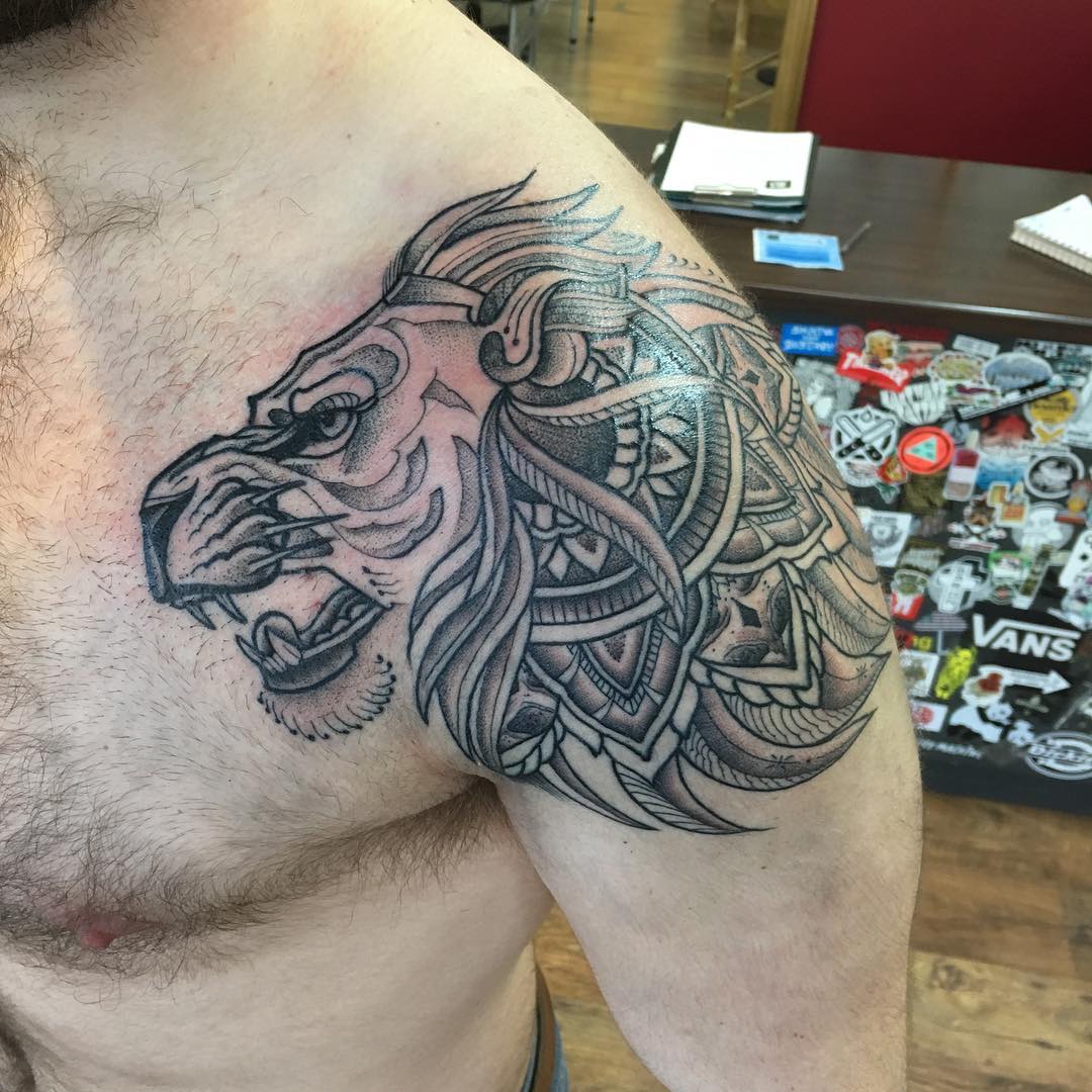 shoulder dot work lion tattoo for men