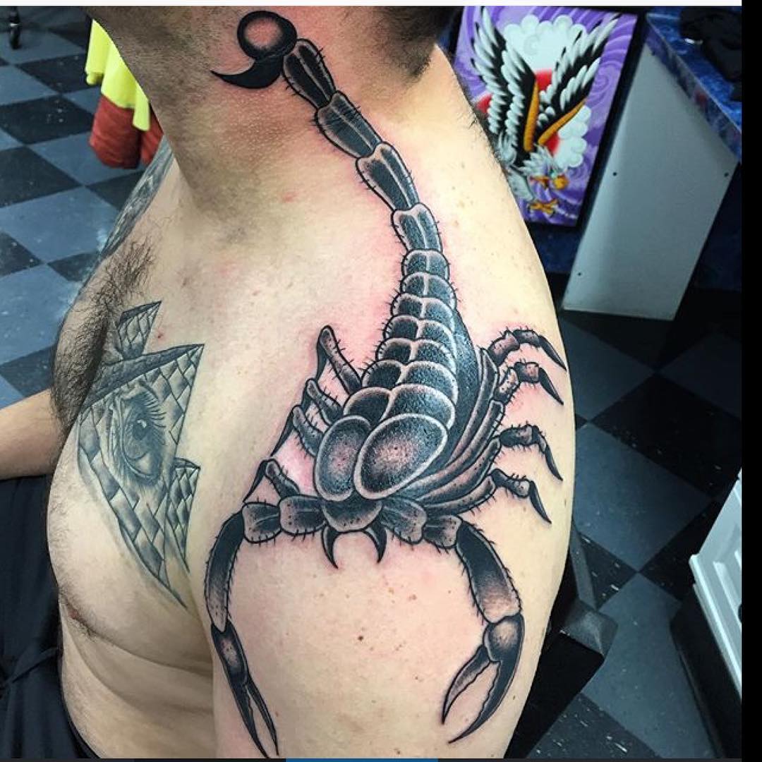 shoulder black scorpion tattoo for men