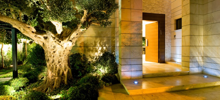 beautiful entry with floor lighting
