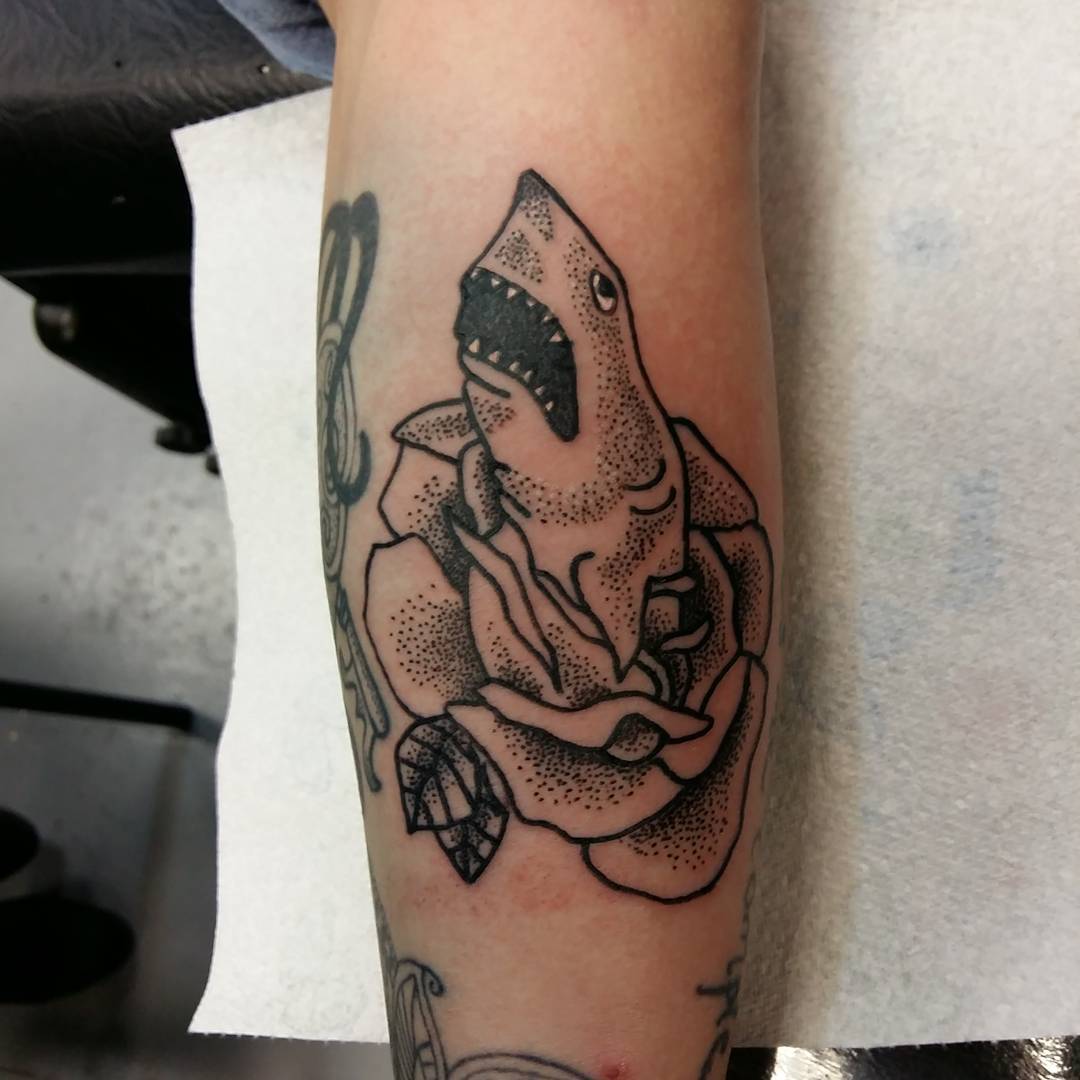 dots design shark tattoo