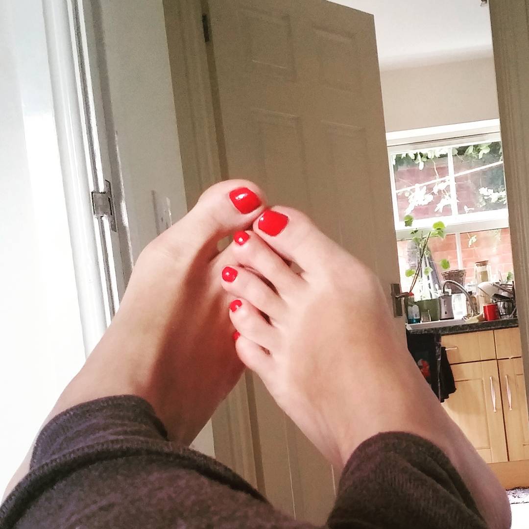red toe nails for wedding