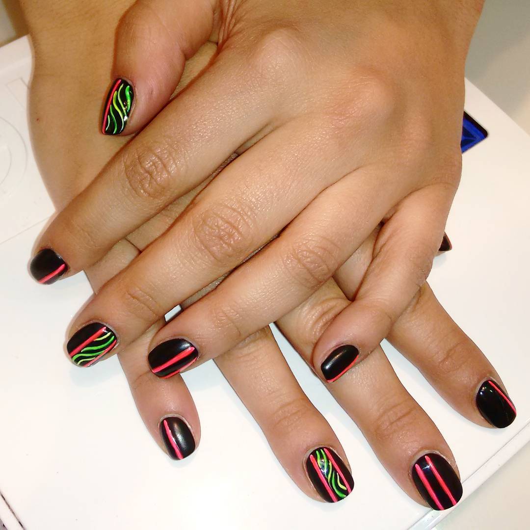 nails with color lines