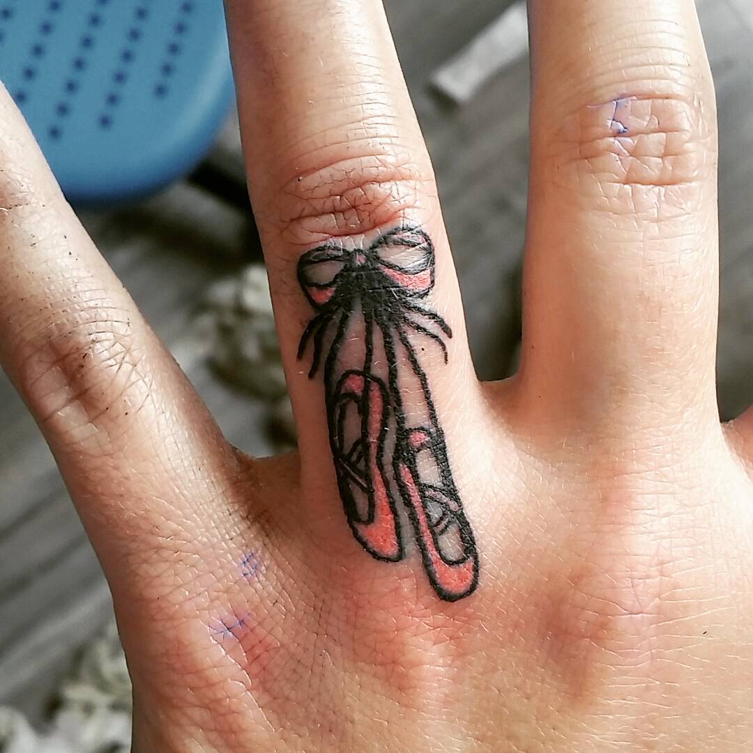 shoelaces finger tattoo