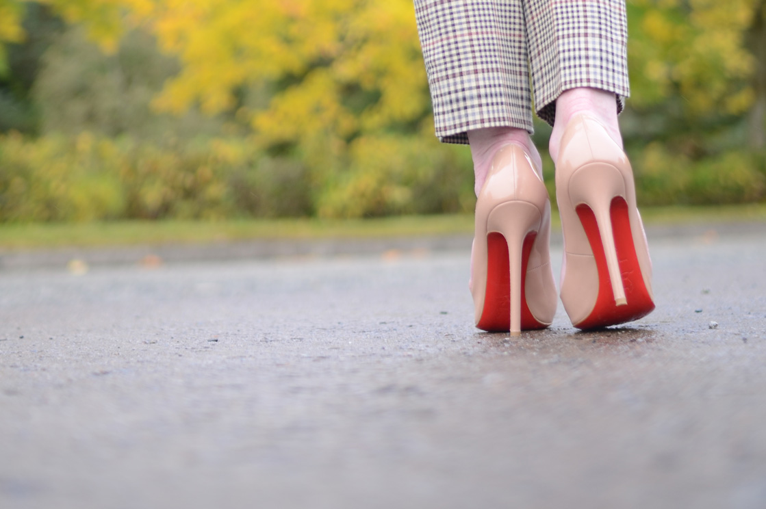 walk with heels in wider paltform