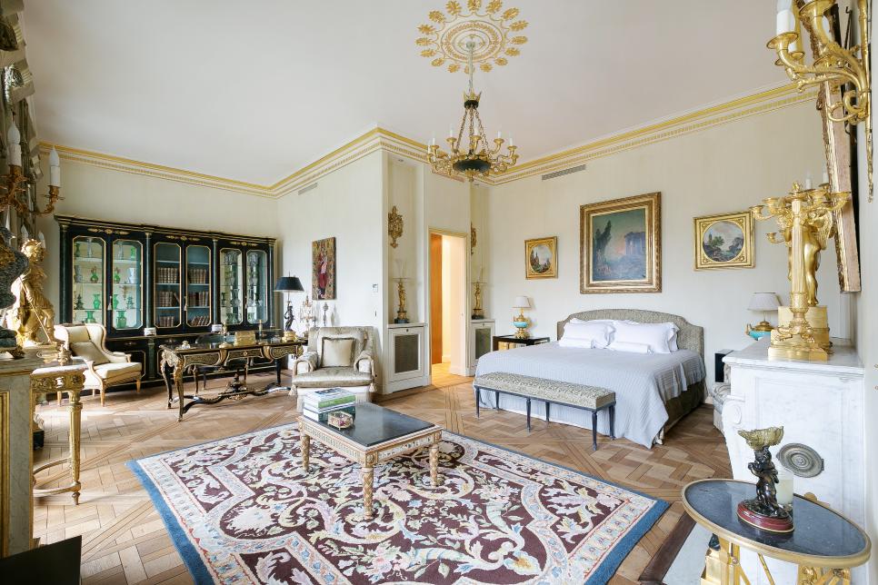 elegant common bedroom with victorian design