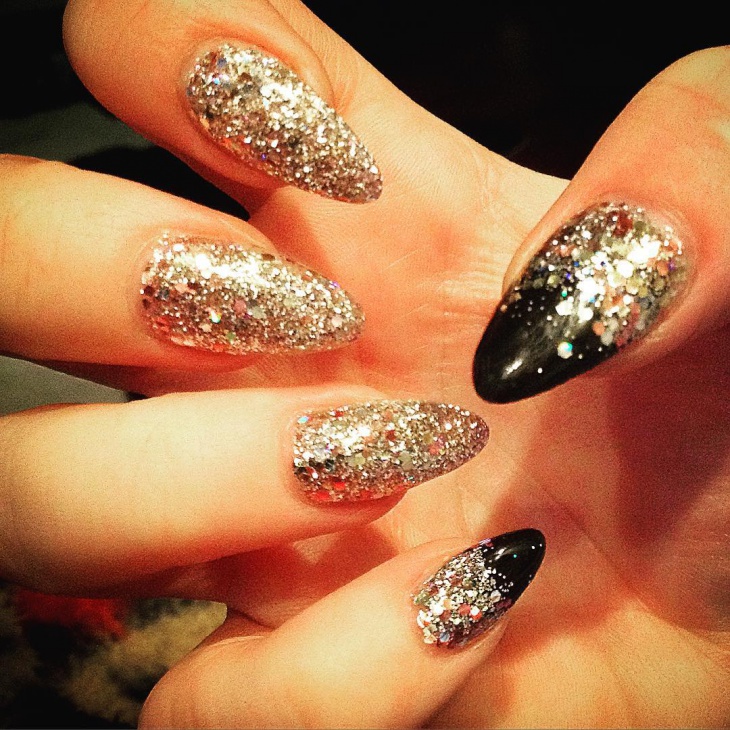 gold sparkle nail art