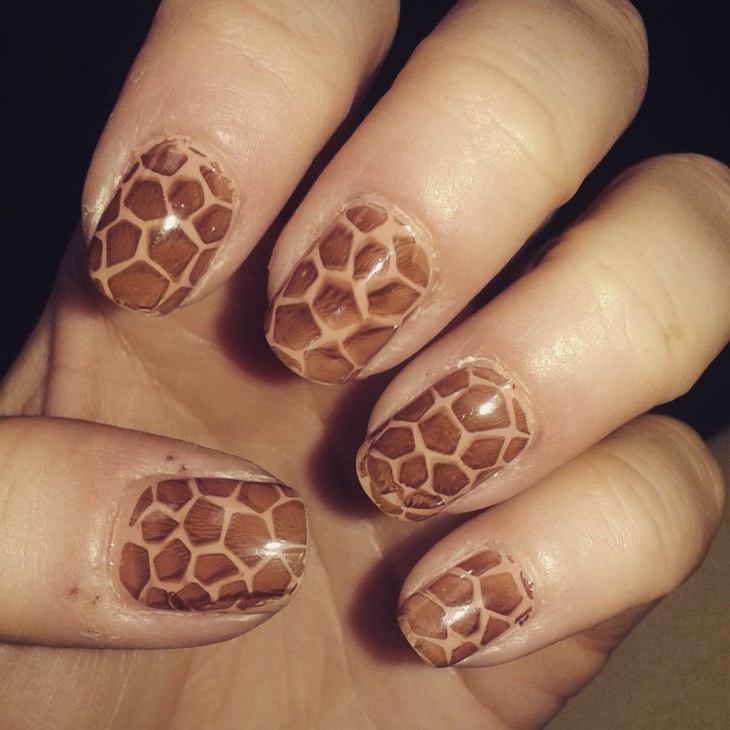 giraffee print nail design