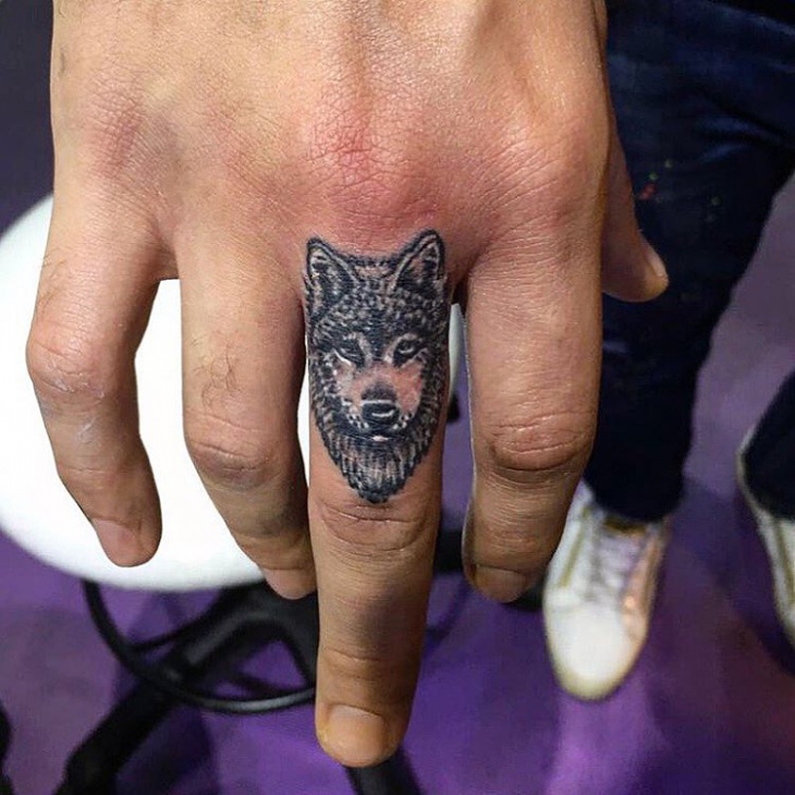 finger wolf design tattoo