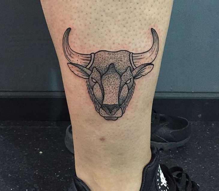 simple bull tattoo on leg1
