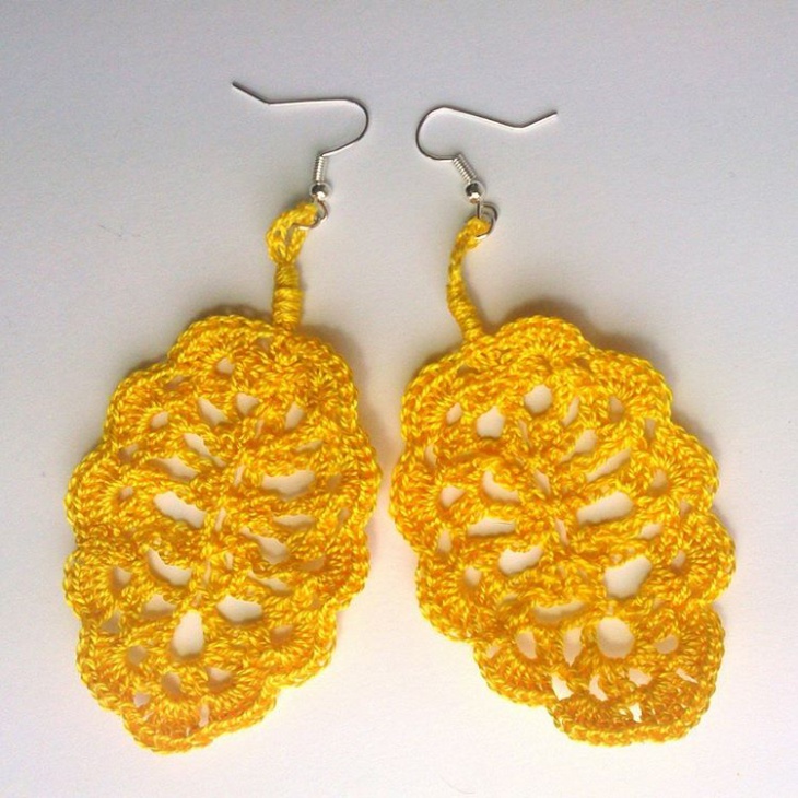 crochet leaf earring model