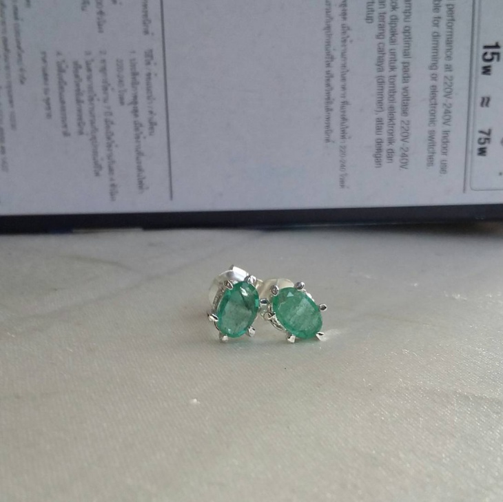 antique emerald earrings design