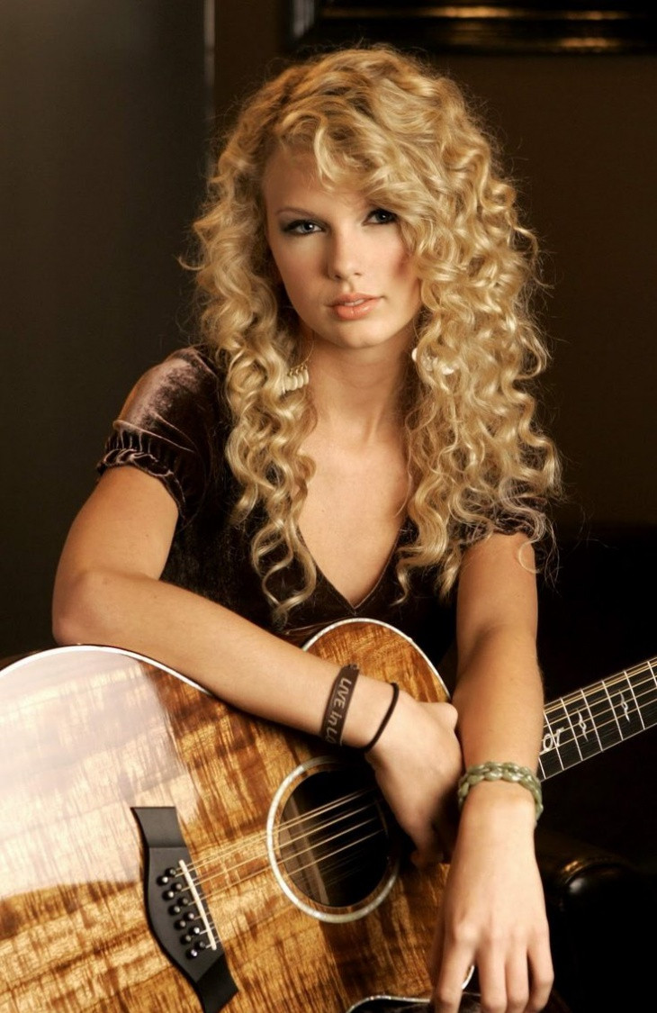 taylor swift spiral perm hairstyle