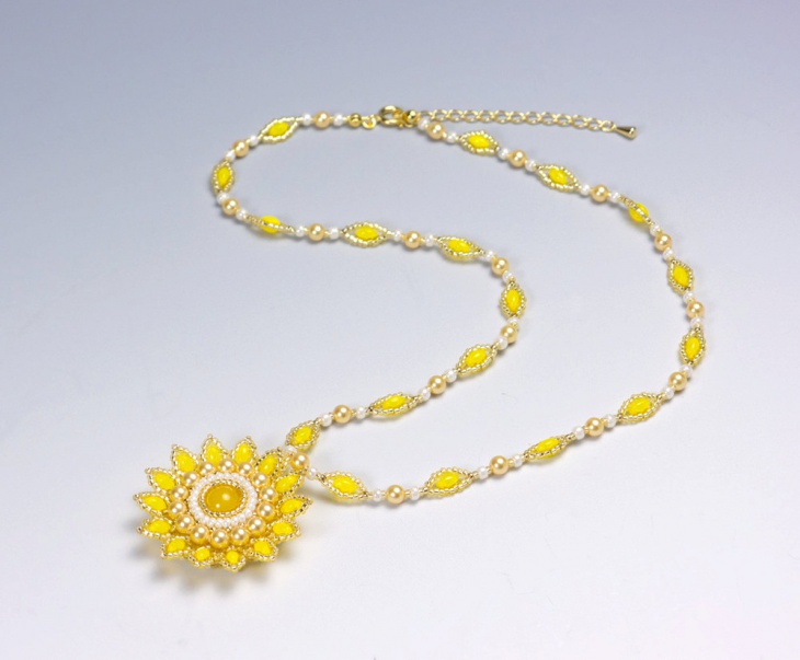 beaded flower pendant necklace