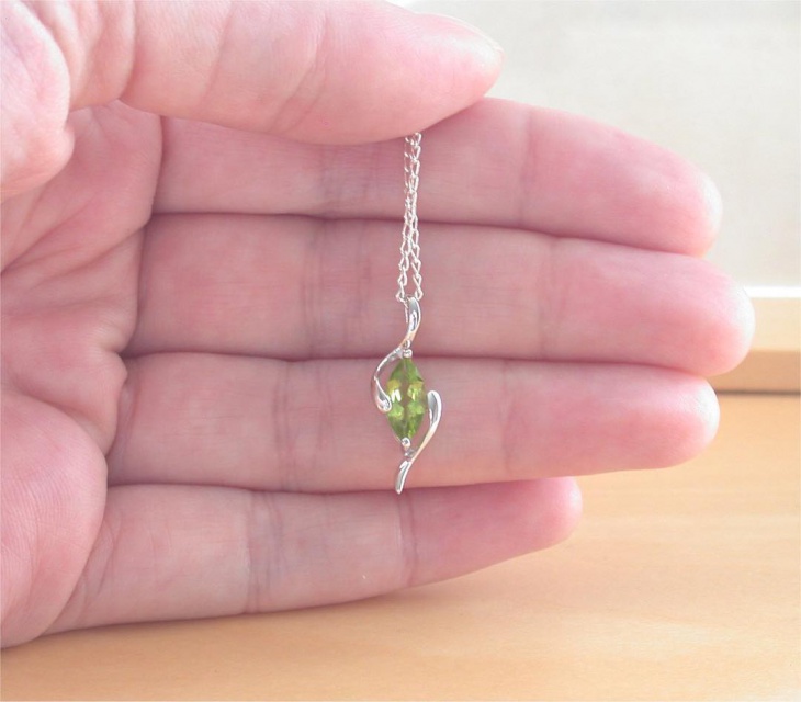 simple silver peridot necklace