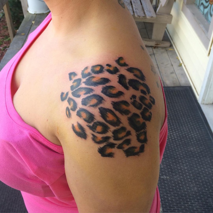 cheetah print tattoo on shoulder