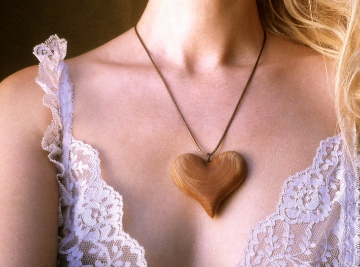 wooden heart pendant necklace