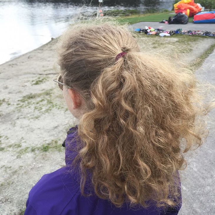 simple curly ponytail