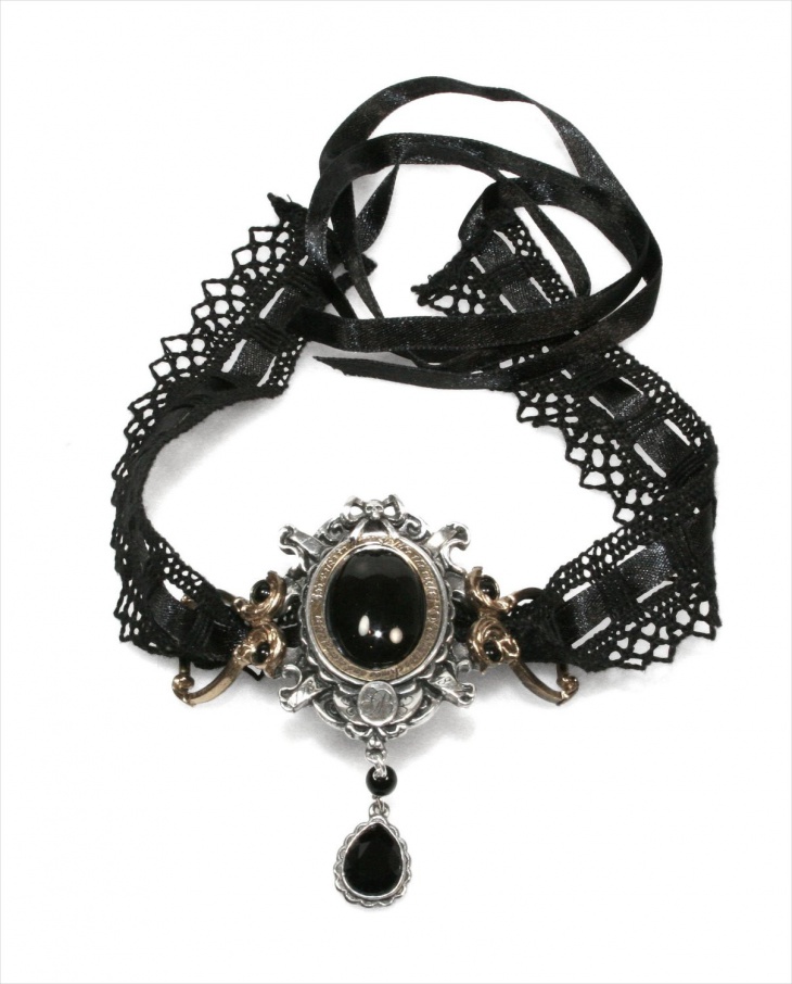 beautiful gothic necklace idea