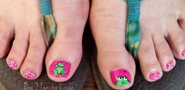 frog toe nail art