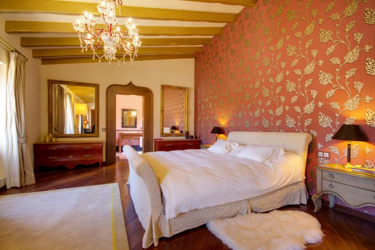 tuscan bedroom wallpaper idea