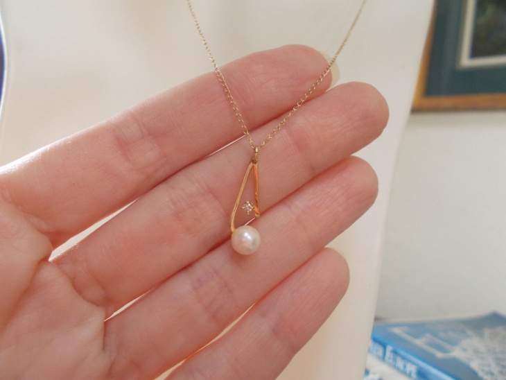 pretty pearl pendant necklace