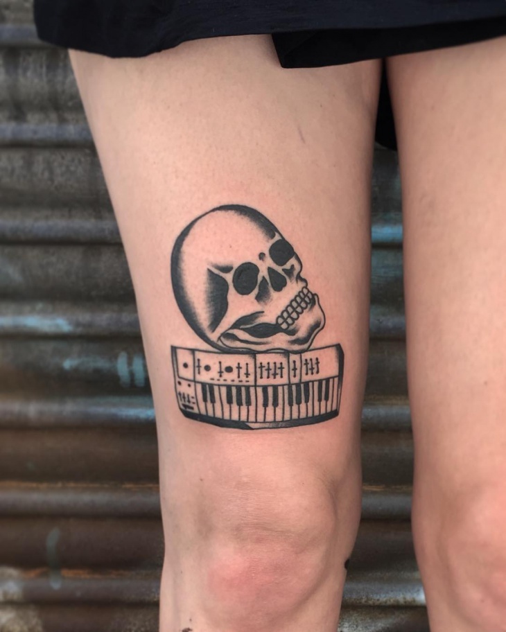 geek tattoo on thigh