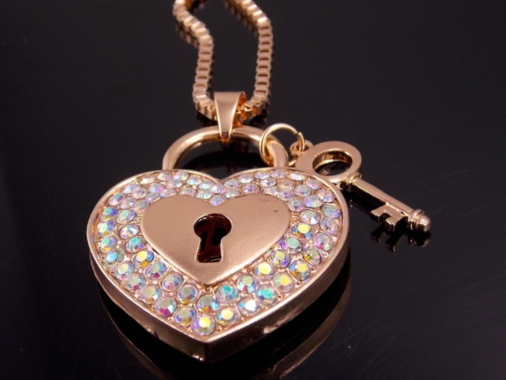 key and lock pendant