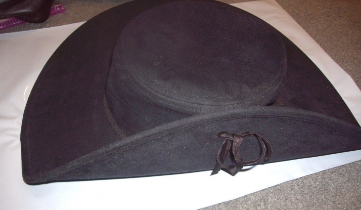 large musketeer hat design