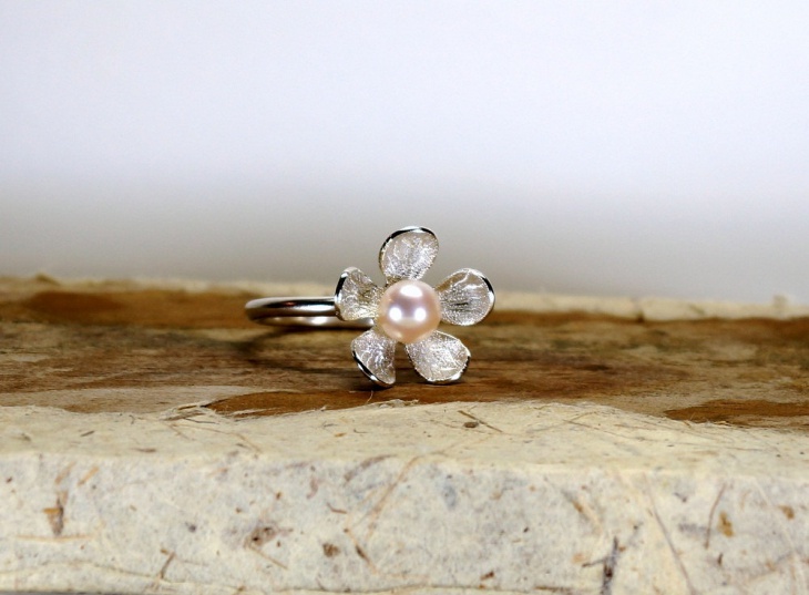 pretty daisy pearl ring