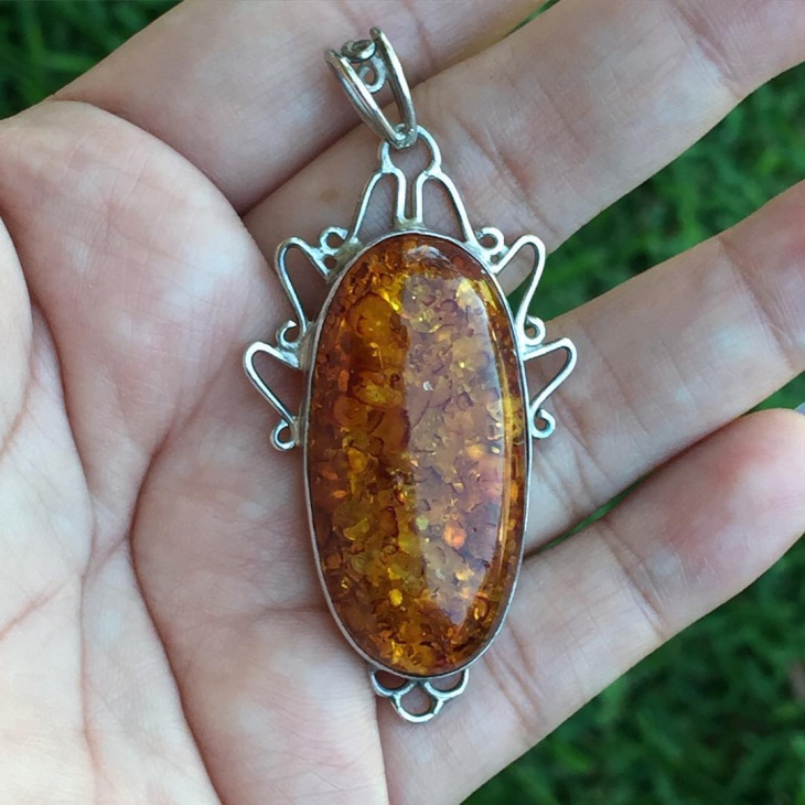beautiful amber pendant idea