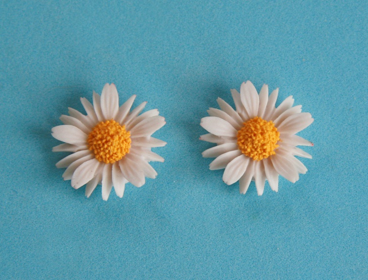 daisy flower stud earrings